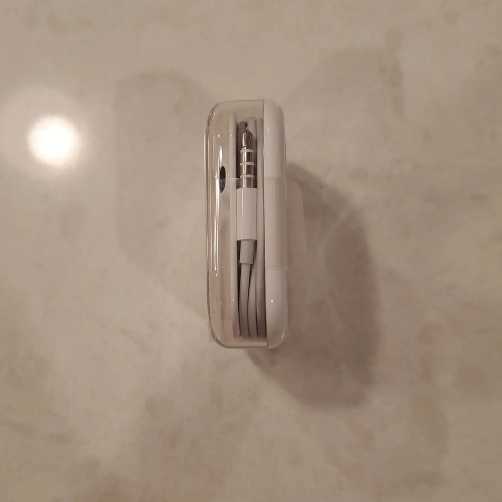 NEW Apple White EarPods with Remote and Mic